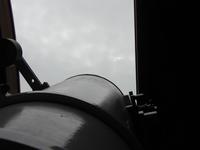 Teleskop schaut auf grauen Himmel im Spalt